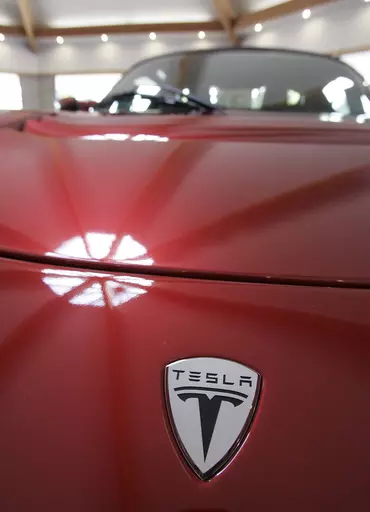 The front of a Tesla Roadster is shown at their showroom in Menlo Park, Calif., Sept. 16, 2008. A federal appeals court in New Orleans says automaker Tesla did not infringe on its workers’ rights to unionize when it ordered employees at a California assembly plant to stop wearing T-shirts emblazoned with the United Auto Workers logo. (AP Photo/Paul Sakuma, file)