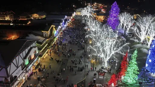 People walk along Front Street on Friday, Nov. 29, 2024, in Leavenworth, Wash. (AP Photo/Jenny Kane)