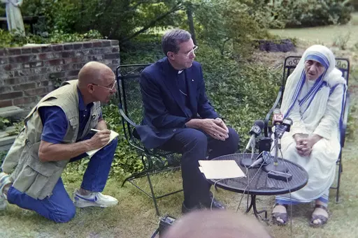 Associated Press reporter Woody Baird, left, listens along with Bishop Daniel Buechlein, center, as Mother Teresa speaks during her visit to Memphis, Tenn., on June 4, 1989. Woodrow “Woody” Baird, a dogged, straight-talking and skilled journalist who covered everything from Elvis Presley to panda bears for The Associated Press in the Memphis region for 27 years, has died. He was 77. (AP Photo/Mark Humphrey)