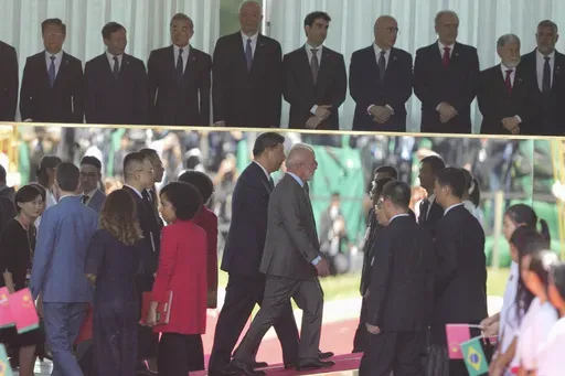 China's President Xi Jinping, left center, and Brazil's President Luiz Inacio Lula da Silva, walk into the Alvorada palace after attending a welcoming ceremony in Brasilia, Brazil, Wednesday, Nov. 20, 2024. (AP Photo/Eraldo Peres)