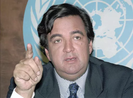 Bill Richardson, U.S. Ambassador to the U.N. addresses the press in Geneva, Switzerland on Thursday, March 26, 1998. Richardson, a two-term Democratic governor of New Mexico who later was the U.S. ambassador to the United Nations and dedicated his post-political career to working to free Americans detained overseas, has died, Saturday, Sept. 2, 2023. (AP Photo/Donald Stampfli, File)