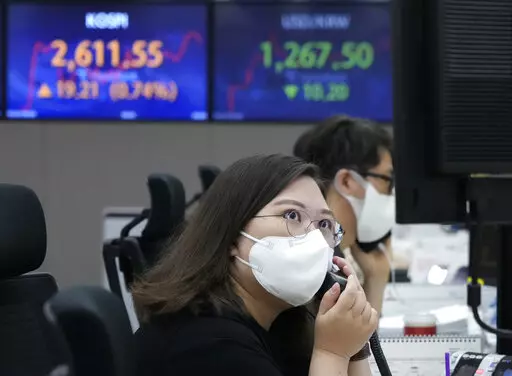 A currency trader watches monitors at the foreign exchange dealing room of the KEB Hana Bank headquarters in Seoul, South Korea, Friday, May 20, 2022. Asian stock markets rose Friday after Wall Street fell closer to bear territory, China cut a key interest rate and Japanese inflation edged higher. (AP Photo/Ahn Young-joon)