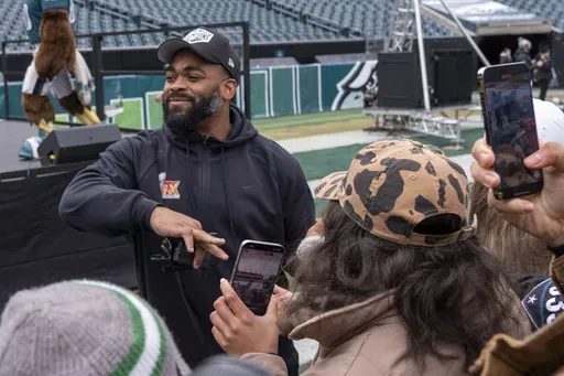 Philadelphia Eagles defensive end Brandon Graham greats the the crowd during the Eagles Send Off Party for Super Bowl LIX, Sunday, Feb. 2, 2025, in Philadelphia. (AP Photo/Chris Szagola)